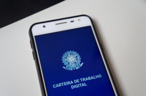 Tela de celular com carteira de trabalho digital
