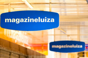 placas com o logotipo da rede de varejo Magazine Luiza