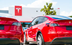 Carros da Tesla em loja da empresa
