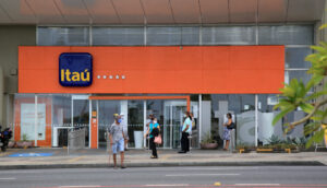 Fachada de agência do Itaú