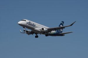 Avião da Alaska E175 feito pela Embraer