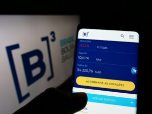 Celular com o aplicativo da b3 aberto