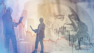 Duas pessoas seguram notebook com gráficos e imagem de dólar ao fundo
