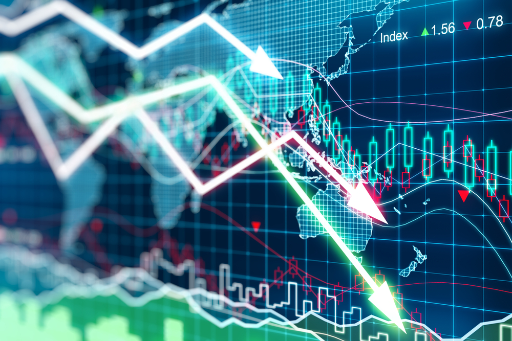 Tela de gráficos de linhas e colunas, mostrando queda e turbulência do mercado, com mapa mundi.