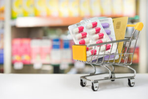 Foto de carrinho de compras de supermercado com cartelas de remédios dentro