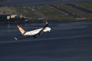 Avião da Gol voando próximo de aeroporto