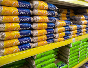 Sacos de arroz da Camil em expostos em prateleira