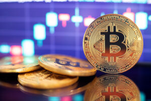 Moedas de Bitcoin com gráfico ao fundo