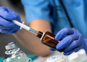 enfermeira prepara solução para alimentação parenteral