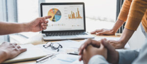 Profissionais analisando gráficos em computador