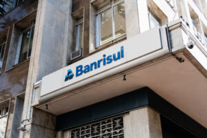 Fachada de agência do Banrisul