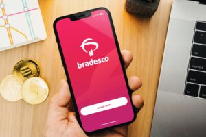 Celular com o logo do Bradesco