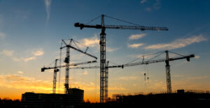 Guidastes de construção civil ao pôr do sol