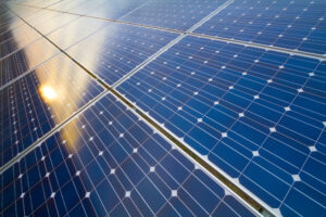 Foto aproximada de placas de geração de energia solar