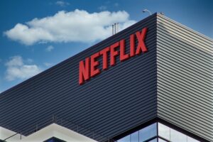 Prédio com logo da Netflix