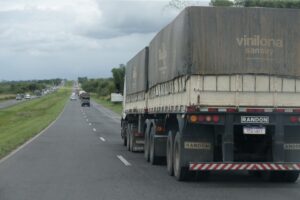 Caminhão da Randon em estrada brasileira