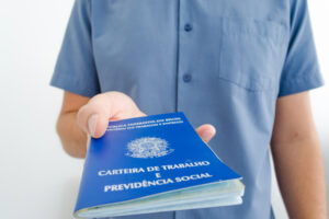 homem segura carteira de trabalho