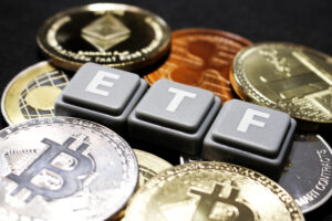 Letras ETF aparecem em bloco ao redor de criptomoedas