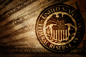 Notas de dólar com carimbo do Federal Reserve em destaque