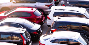 Veículos estacionados em um pátio Movida MOVI3