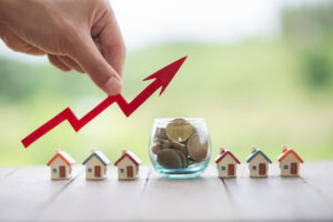Seta apontando para cima ao lado de casas