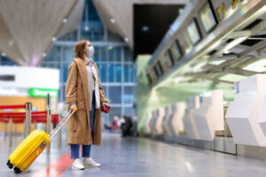 Mulher com máscara em aeroporto. Foto: Shutterstock
