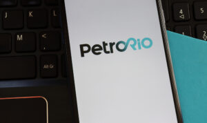 Celular com o logotipo da PetroRio