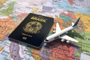 Avião com passaporte brasileiro ao lado