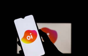 Celular com logo da Oi