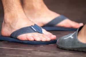 homem calça chinelo da Havaianas, marca da Alpargatas