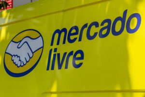 Logo do Mercado livre em um furgão