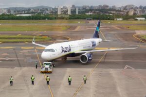 Avião da Azul estacionado em pista de aeroporto