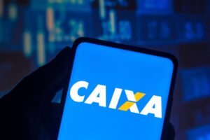 tela de celular exibe o logotipo da Caixa Econômica, controladora da Caixa Seguridade