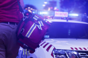 membro de equipe de atendimento a emergência é visto de costas