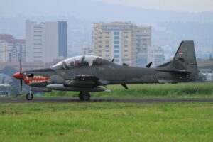 Avião Super Tucano, da Embraer, em pista de pouso