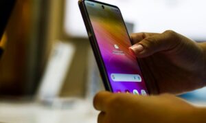 mão segurando celular