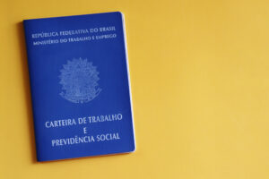 Carteira de Trabalho com fundo amarelo