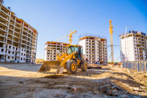 Canteiro de obras com prédios em construção