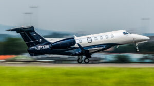 Avião da Embraer levantando voo em um aeroporto