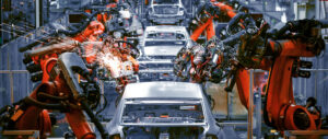 Braços mecânicos trabalham em linha de produção de carros