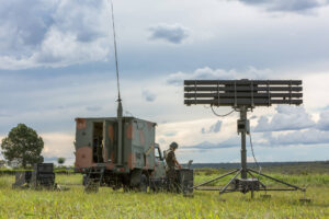 Radar M60 em uso pelo exército em um campo aberto