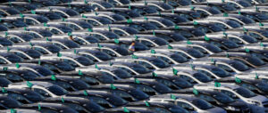 Carros novos estacionados em pátio de montadora
