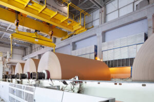 Máquina em fábrica de papel