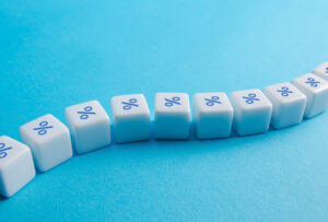 Dados (cubos) com o símbolo de porcentagem na parte superior, juntos, no formato de uma cobra no fundo azul.