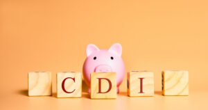 Imagem de cofre com peças das letras CDI renda fixa