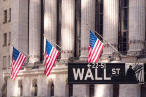 Bandeiras dos EUA com uma placa de Wall Street