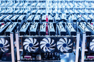 Fileiras de equipamentos usados na minerção de Bitcoin