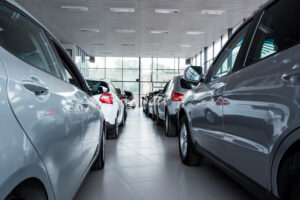 Carros enfileirados em salão Localiza