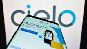 celular e tela de computador com logotipos da Cielo