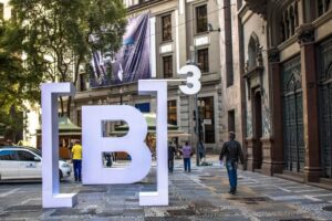 Logo da B3, a bolsa brasileira, em frente ao prédio da instituição Ibovespa